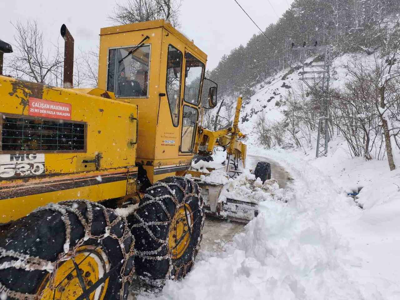 KASTAMONU'DA ETKİLİ OLAN KAR YAĞIŞI SEBEBİYLE KAPALI KÖY YOLU SAYISI 790'A YÜKSELDİ.