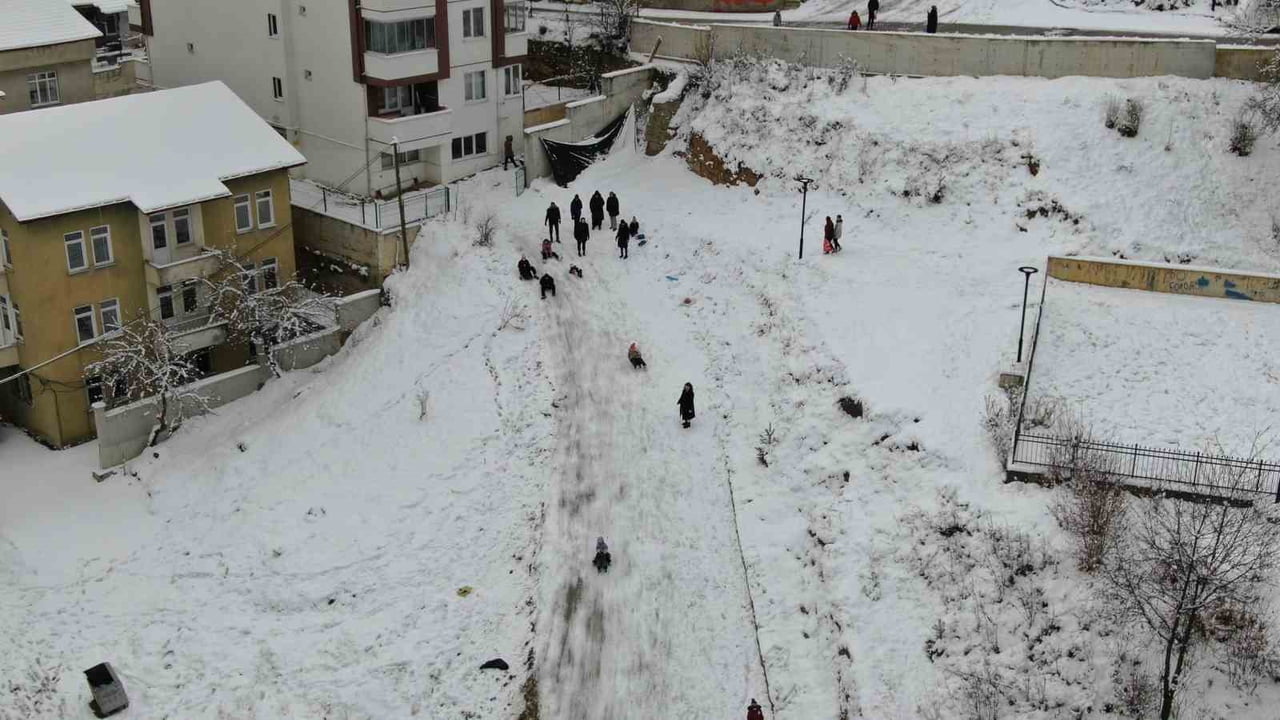 KASTAMONU'DA ETKİLİ OLAN KAR YAĞIŞI SONRASI ÇOCUKLAR SOKAKLARA AKIN EDEREK, HEM KARTOPU OYNADI HEM...