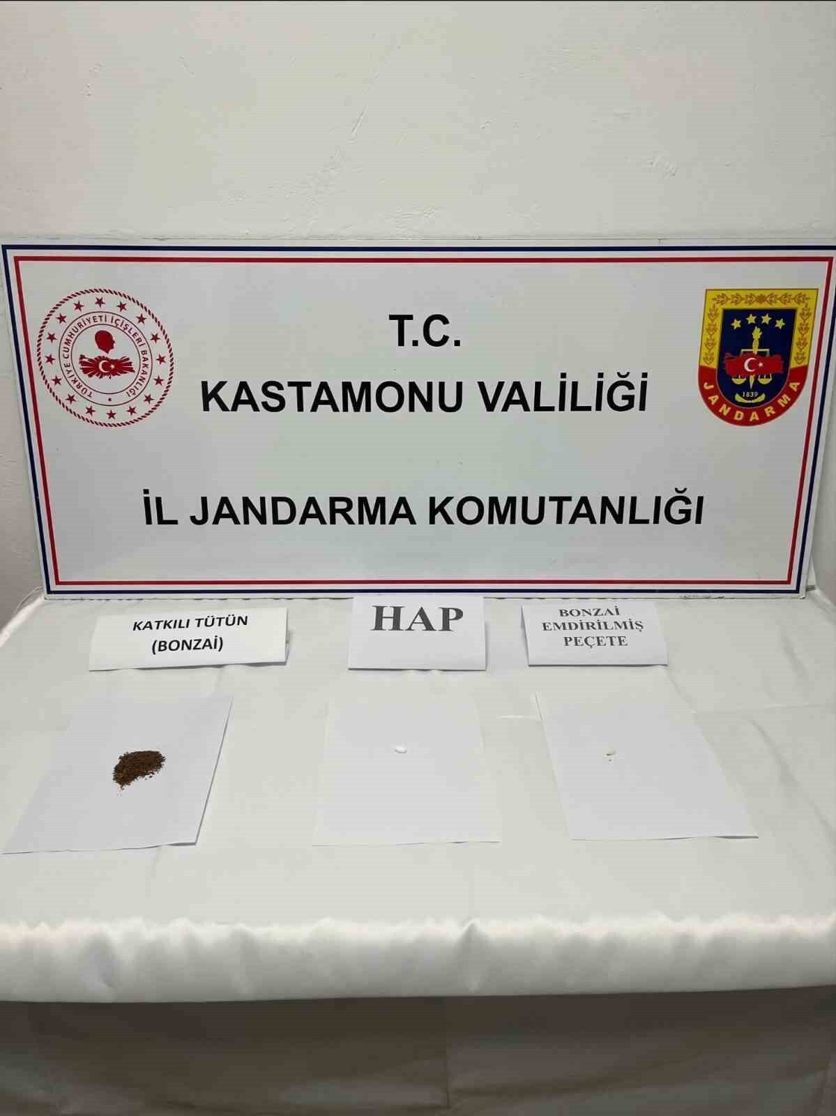 KASTAMONU'DA JANDARMA EKİPLERİ TARAFINDAN UYUŞTURUCU MADDEYLE YAKALANAN 1 ŞÜPHELİ TUTUKLANDI.