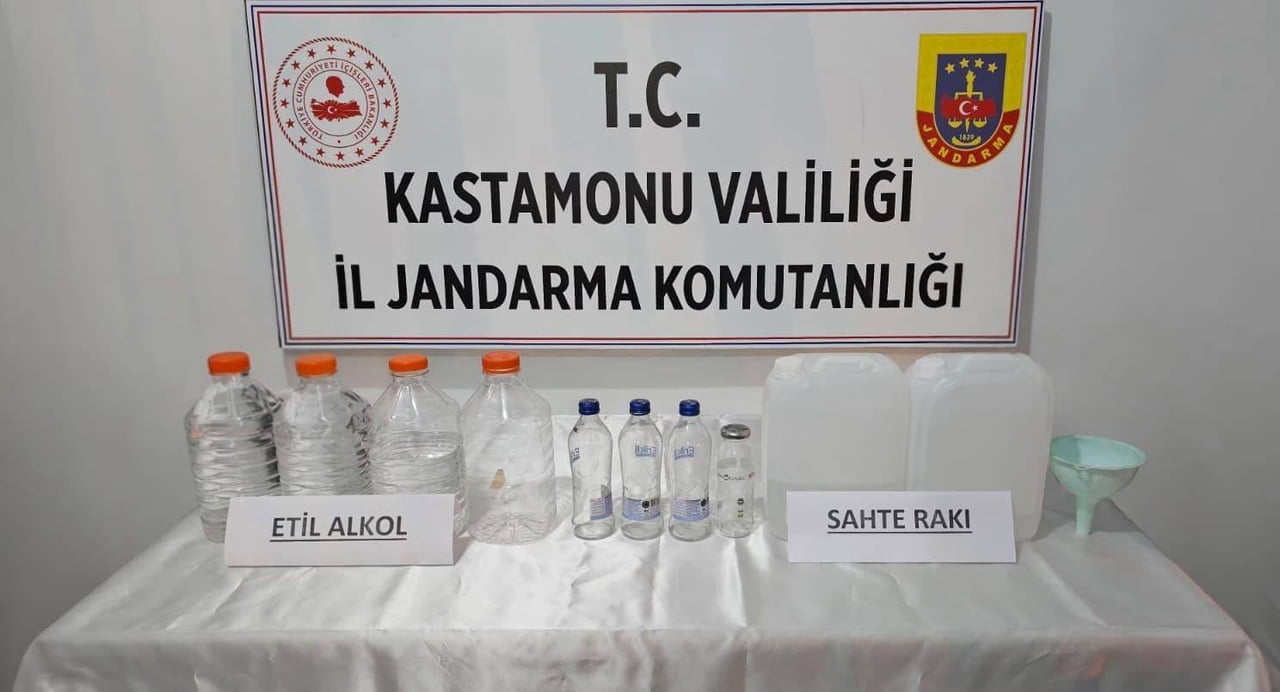KASTAMONU'DA JANDARMA EKİPLERİ TARAFINDAN YILBAŞI ÖNCESİ 30 LİTRE ETİL ALKOL, 5 LİTRE SAHTE İÇKİ...