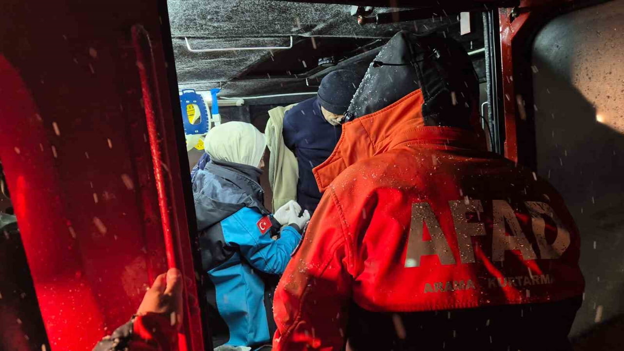 KASTAMONU'NUN AZDAVAY İLÇESİNDE KEMOTERAPİ ALMASI GEREKEN VE KAR SEBEBİYLE KÖYDE MAHSUR KALAN...