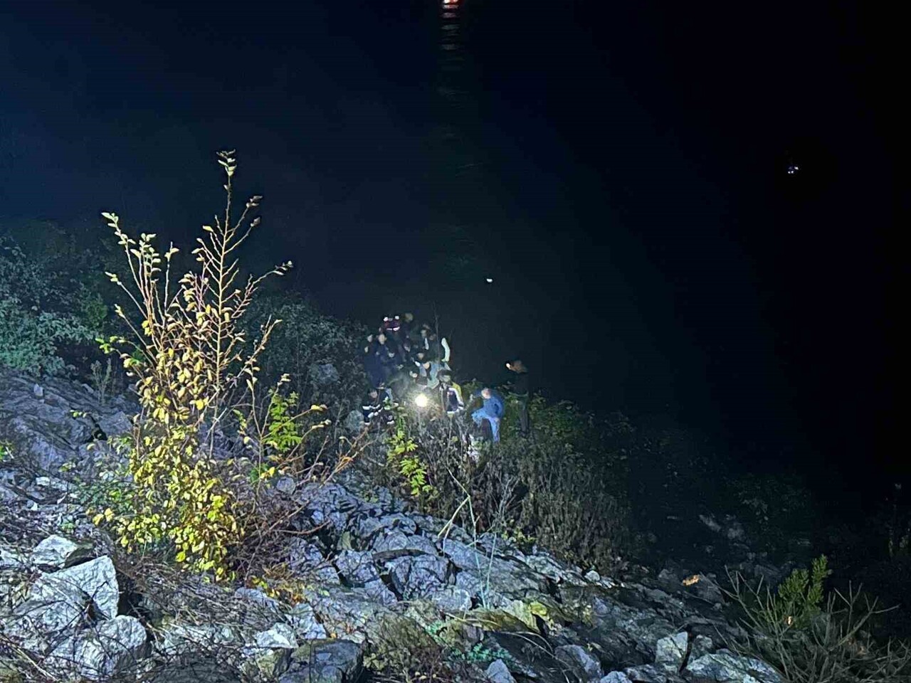 KASTAMONU'NUN İNEBOLU İLÇESİNDE YAKLAŞIK 25 METRE YÜKSEKTEN ŞARAMPOLE YUVARLANAN OTOMOBİLİN...