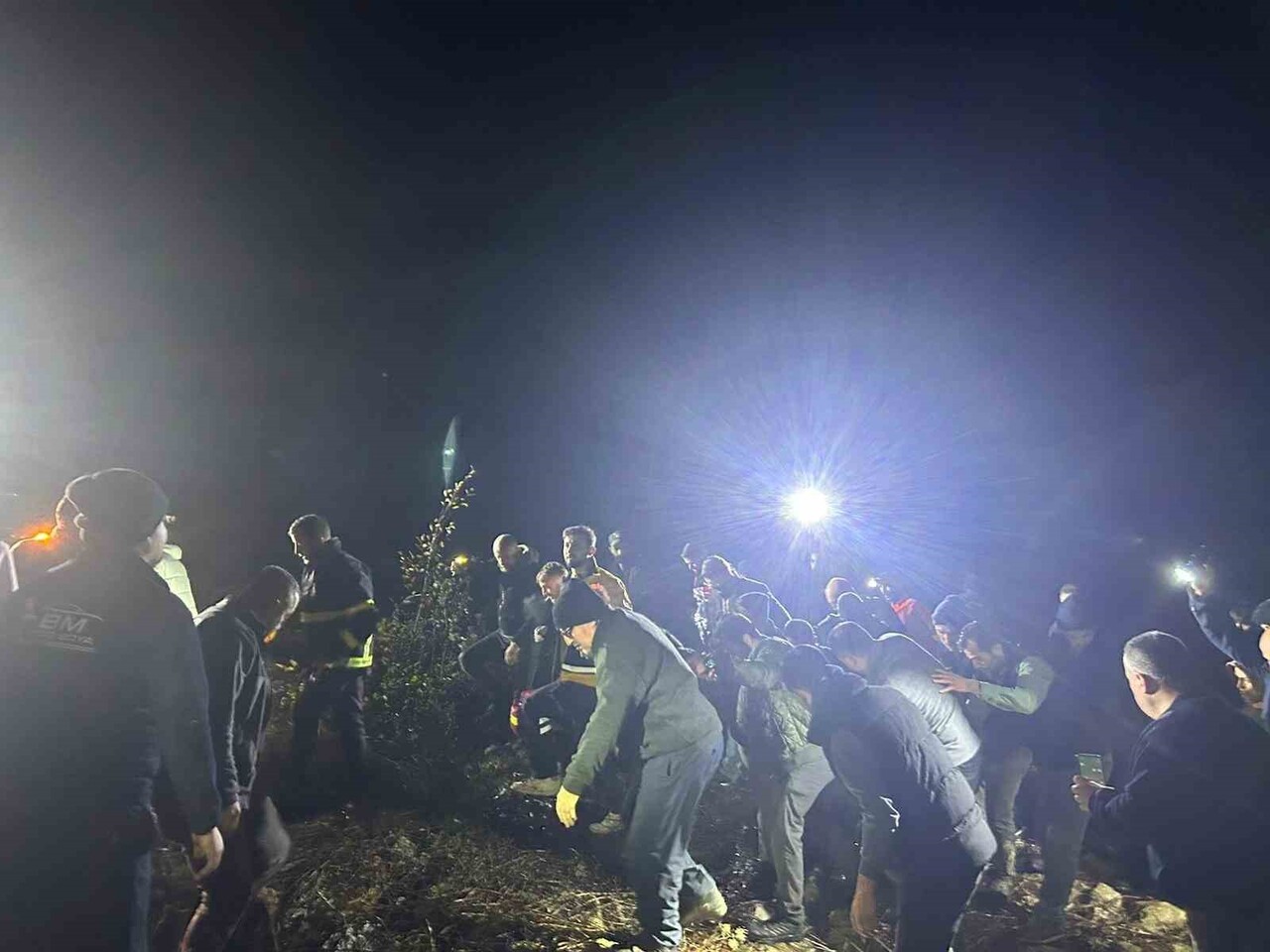 KASTAMONU'NUN İNEBOLU İLÇESİNDE YAKLAŞIK 25 METRE YÜKSEKTEN ŞARAMPOLE YUVARLANAN OTOMOBİLİN...