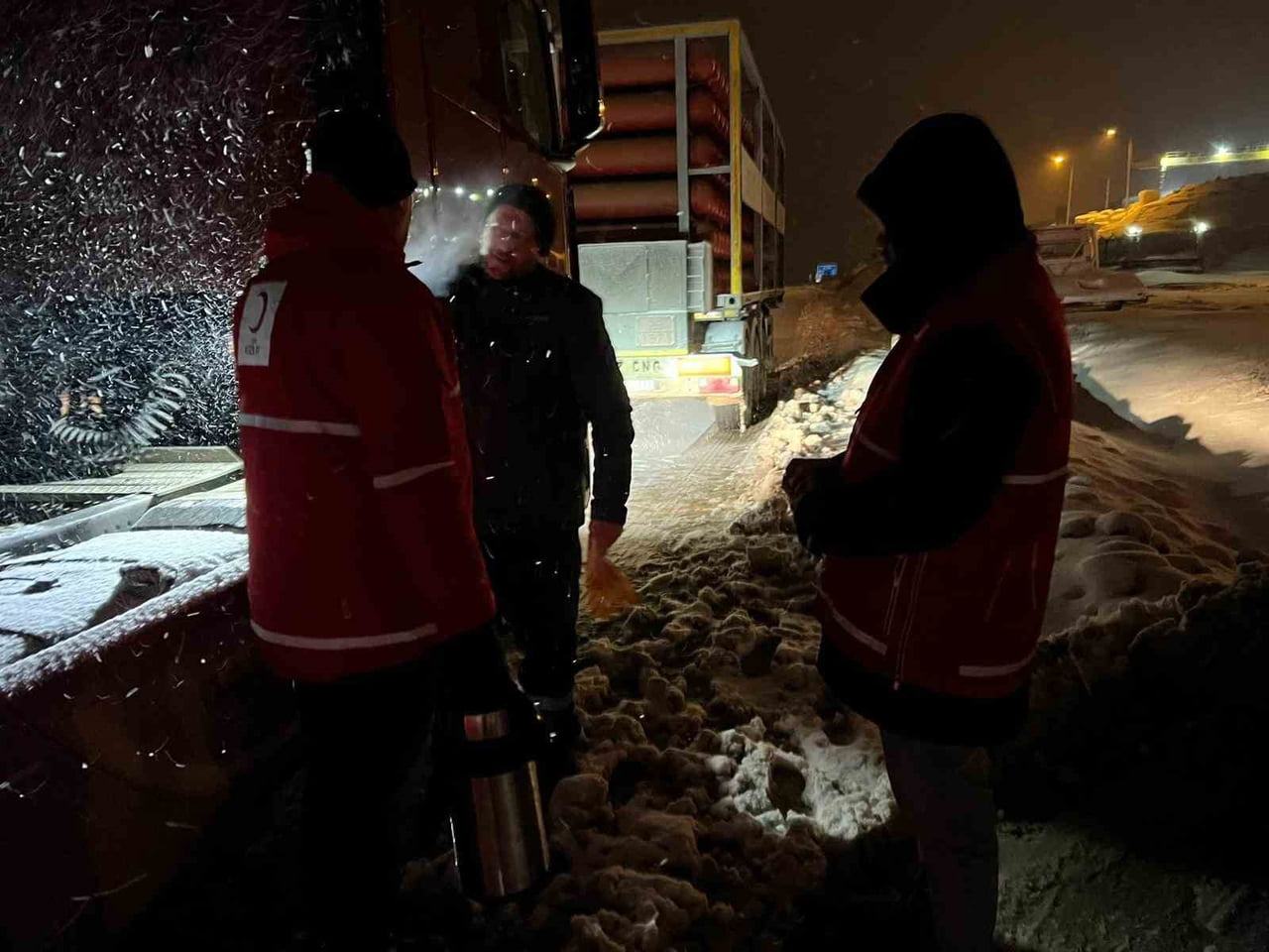 KASTAMONU'NUN SEYDİLER İLÇESİNDE KAR SEBEBİYLE ULAŞIMA KAPATILAN YOLDA AFAD VE KIZILAY...