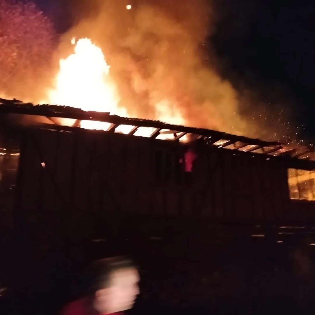 KASTAMONU’DA İL MERKEZİNDE ÇIKAN YANGINDA İKİ KATLI AHŞAP EV KULLANILAMAZ HALE GELDİ.