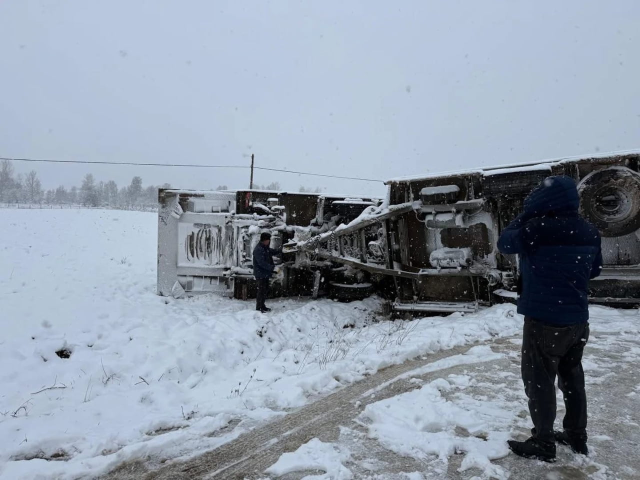 KASTAMONU’DA KAR YAĞIŞININ BAŞLAMASIYLA BİRLİKTE KAYGANLAŞAN YOLDA KONTROLDEN ÇIKAN TIR...