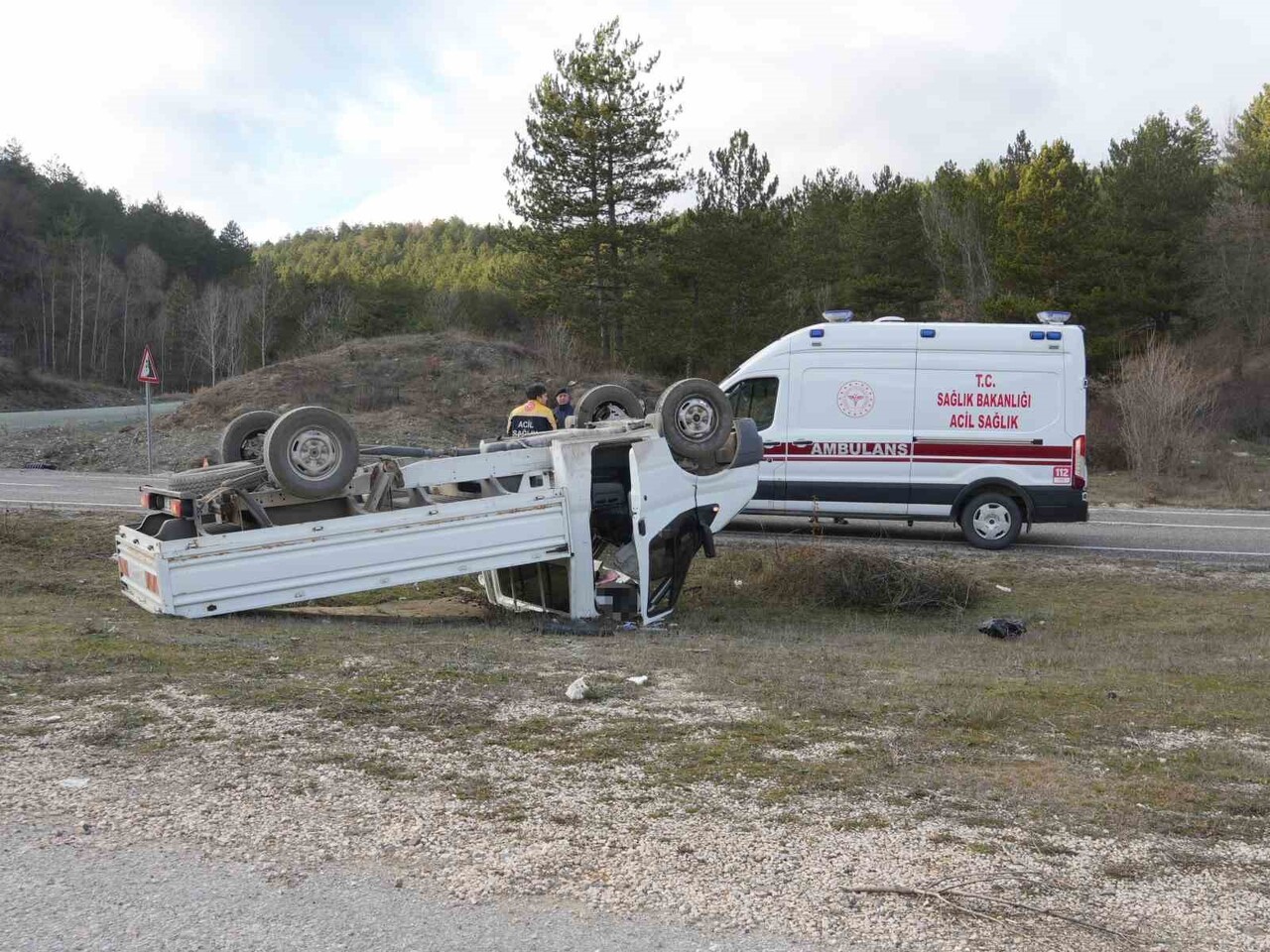 KASTAMONU’DA OTOMOBİLE ÇARPAN KAMYONET, KONTROLDEN ÇIKARAK ŞARAMPOLDE TAKLA ATTI. KAZADA ARAÇ...