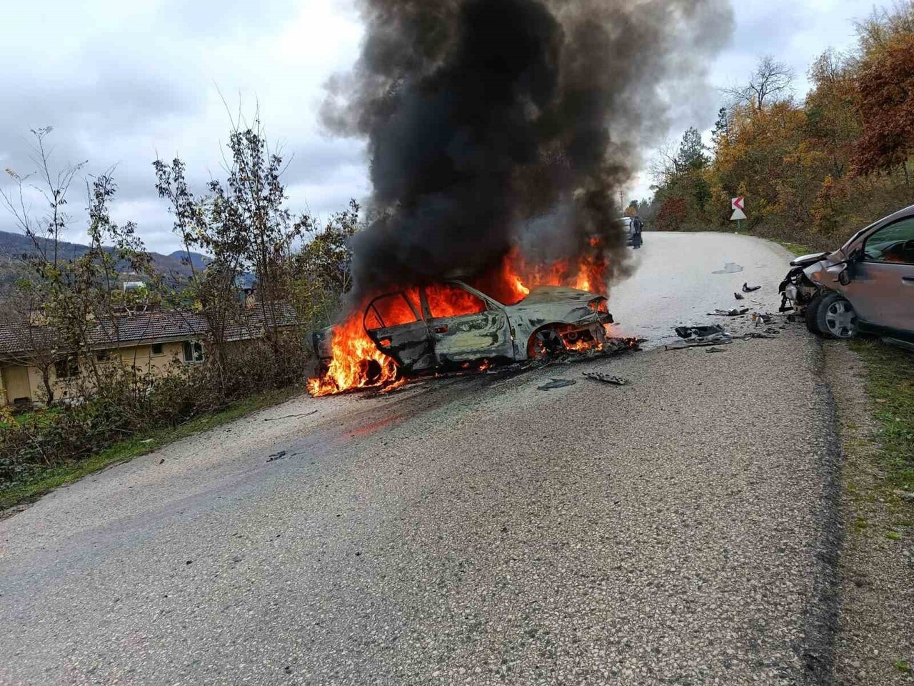 KASTAMONU’NUN ÇATALZEYTİN İLÇESİNDE HAFİF TİCARİ ARAÇ İLE ÇARPIŞAN OTOMOBİL ALEV ALDI. İTFAİYE...