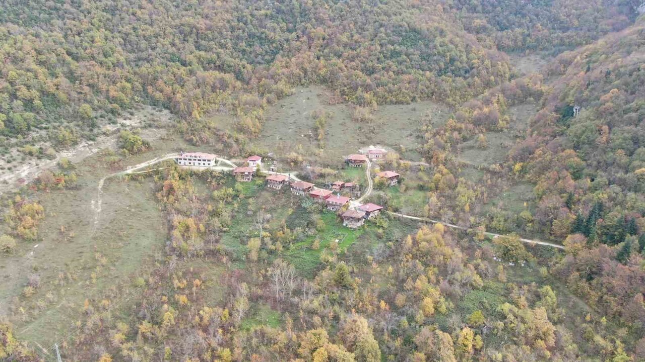 KASTAMONU’NUN CİDE İLÇESİNDE BULUNAN VE TAMAMEN BÖLGEDEKİ SARI ÇAM AĞAÇLARINDAN AYNI MİMARİ İLE...