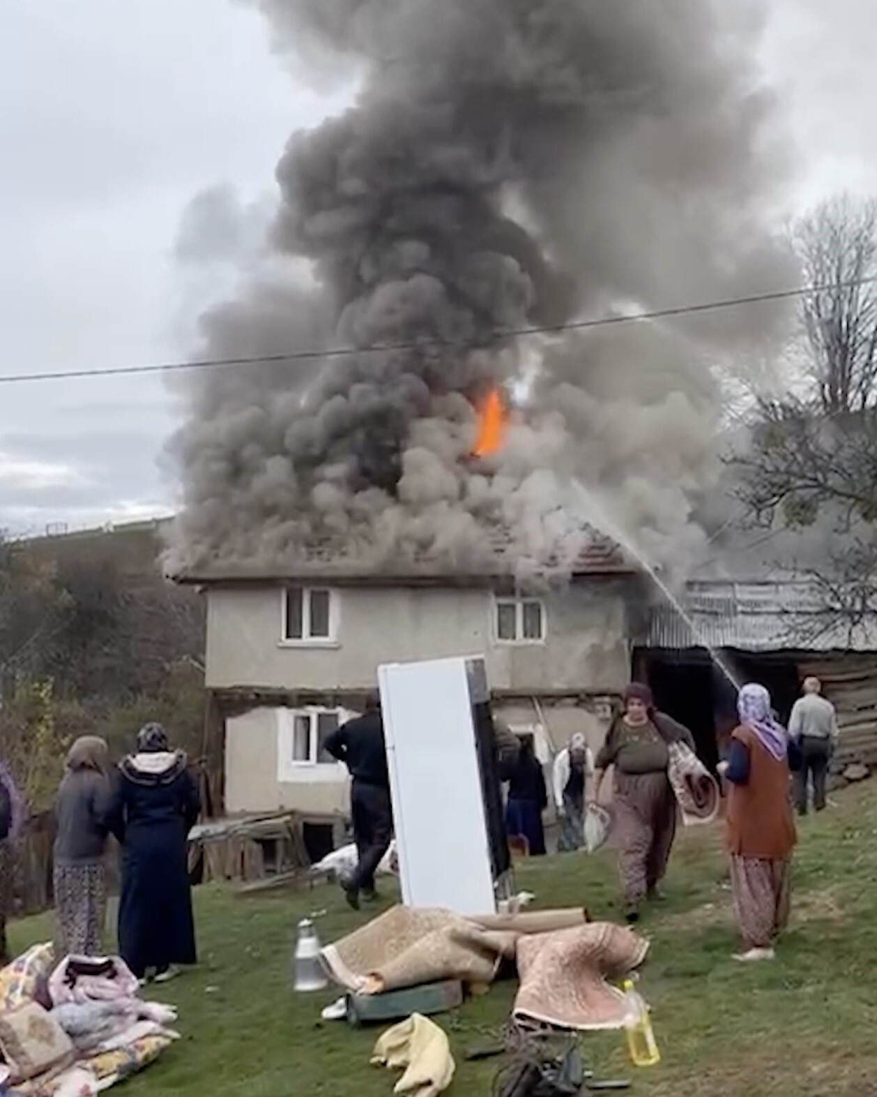 KASTAMONU’NUN TAŞKÖPRÜ İLÇESİNDE ALEVLERE TESLİM OLAN İKİ KATLI EV KULLANILMAZ HALE...