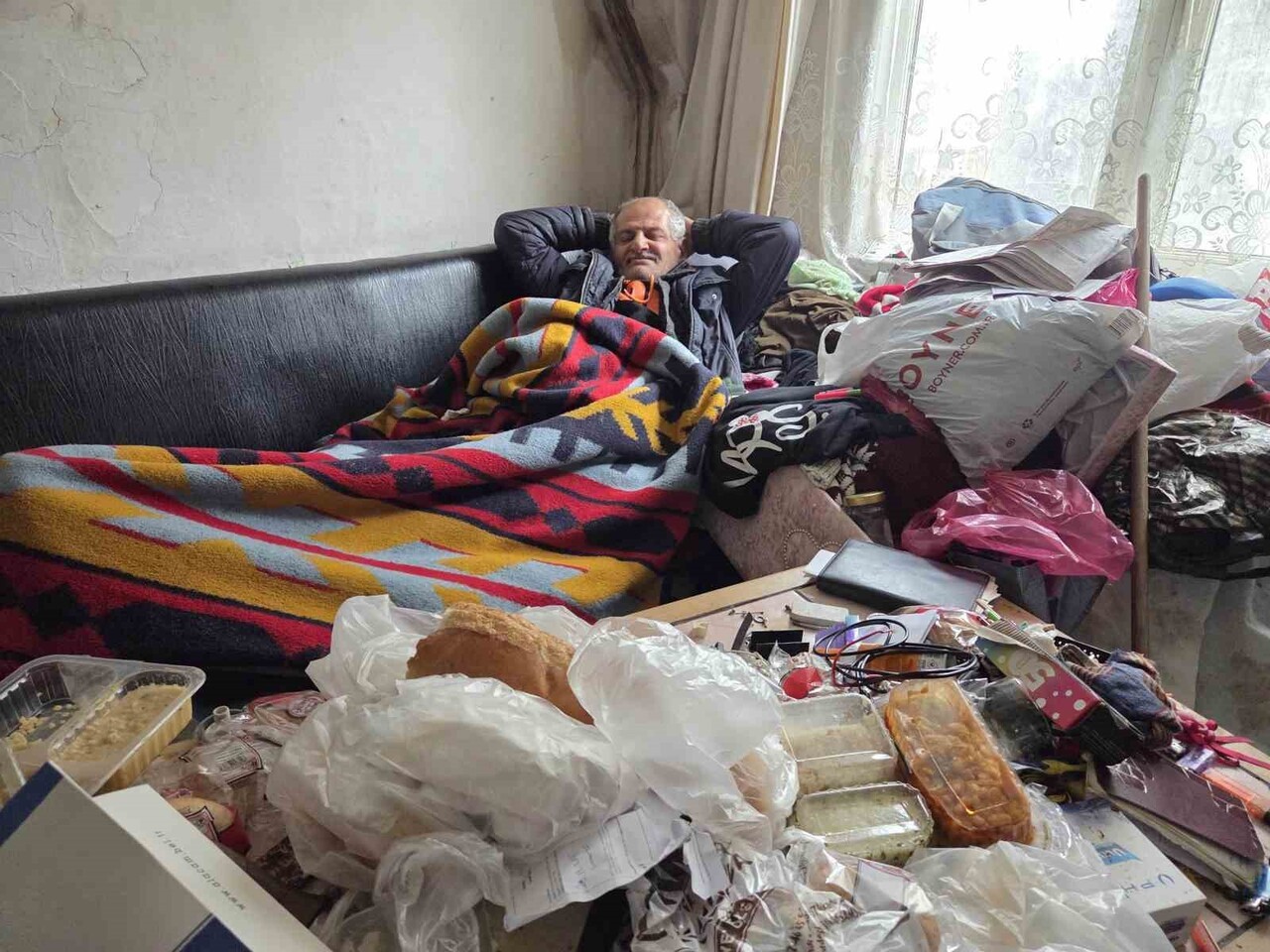 KAYA SAYGAN'IN EVİNDEN 4 KAMYON ÇÖP ÇIKARILDI AMA İÇERİDE HÂLÂ 2 KAMYONLUK ÇÖP VAR