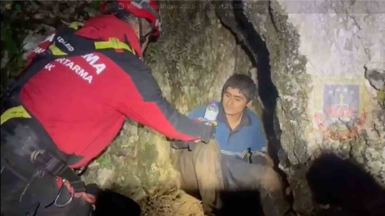 KAYALARIN ARASINDA BİR OYUĞA SIĞINDIĞI VE OLDUKÇA BİTKİN HALDE OLDUĞU GÖZLENEN GENÇ, MAHSUR...