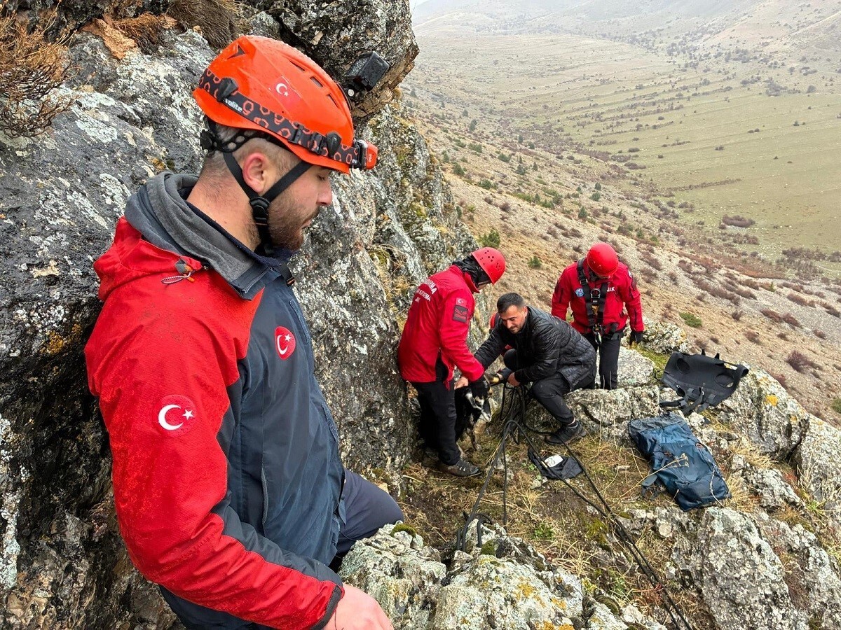 KAYALIKLARDA MAHSUR KALAN KEÇİLER JAK TİMİ TARAFINDAN KURTARILDI