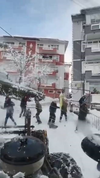 KAYDIKLARI ALANI TEMİZLEMEYE GELEN İŞ MAKİNESİNE KARTOPLARIYLA KARŞILIK VERDİLER