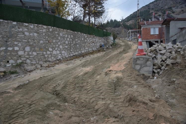 KAYIBOYU MAHALLESİNDE CADDE VE SOKAKLAR YENİLENİYOR