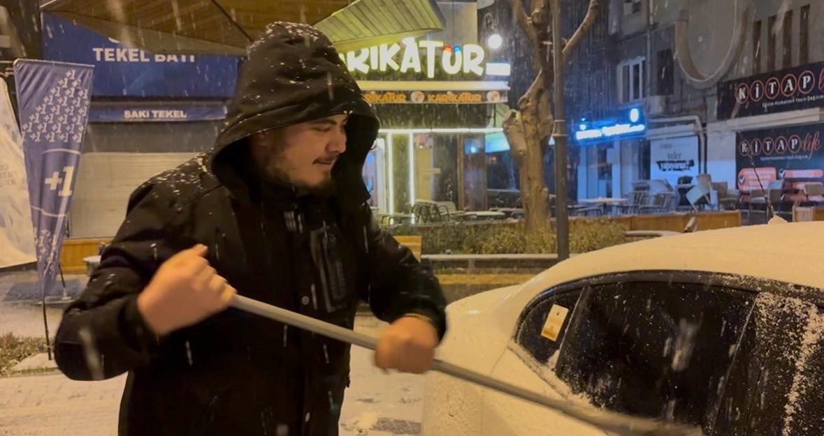 KAYSERİ'DE GECE SAATLERİNDE BAŞLAYAN KAR YAĞIŞI ETKİSİNİ GÖSTERDİ. EKİPLER KARLA KAPLANAN YOLLARDA...