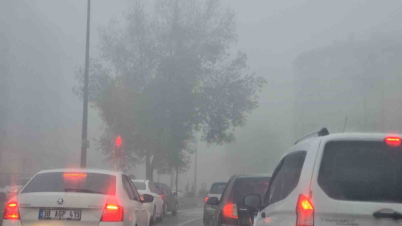 KAYSERİ'DE SABAH SAATLERİNDE ETKİLİ OLAN SİS NEDENİYLE GÖRÜŞ MESAFESİ DÜŞTÜ.