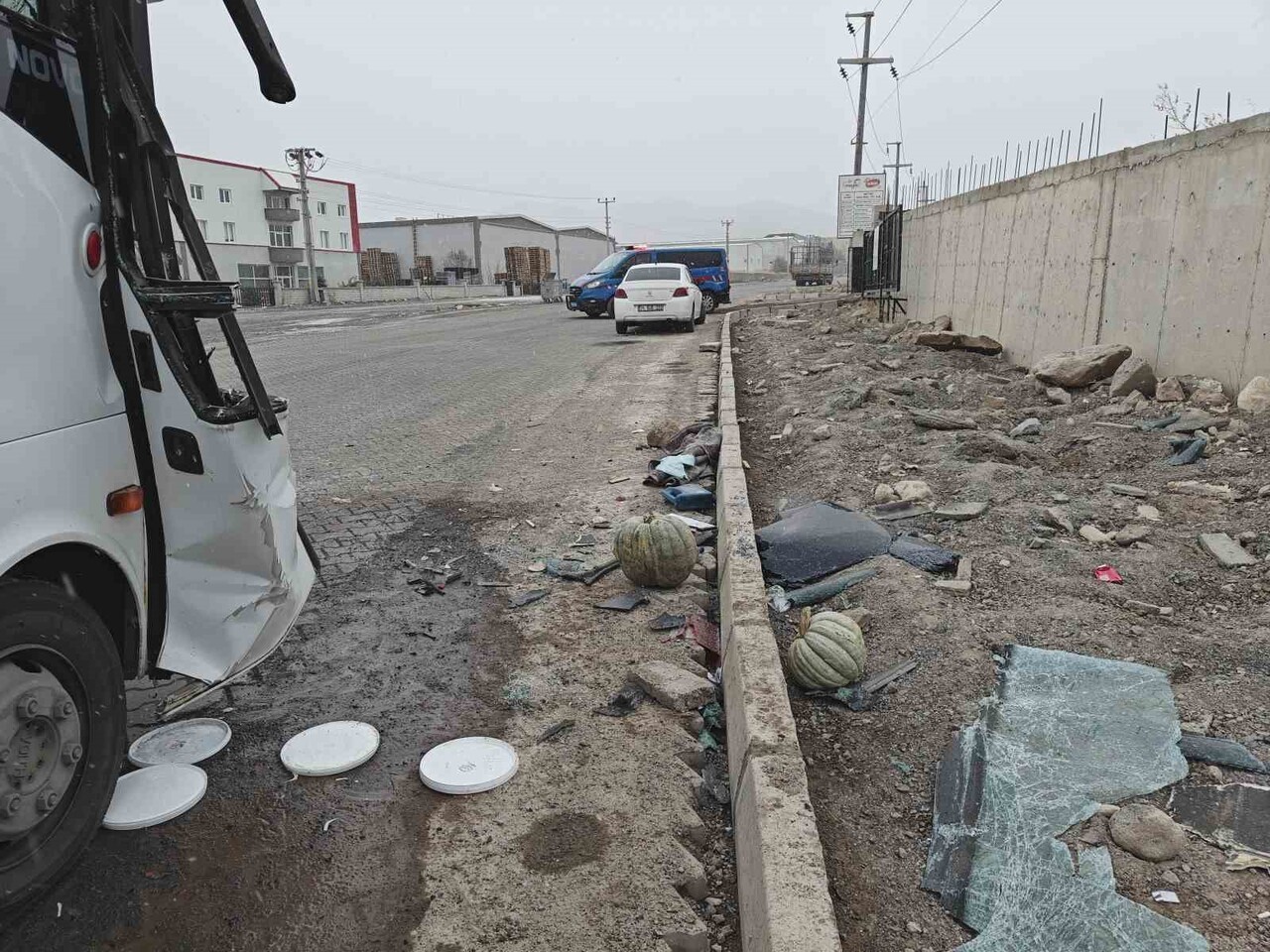 KAYSERİ'NİN İNCESU İLÇESİNDE İŞÇİ SERVİSİNİN PARK HALİNDEKİ TIR DORSESİNE ÇARPMASI SONUCU 22 KİŞİ...