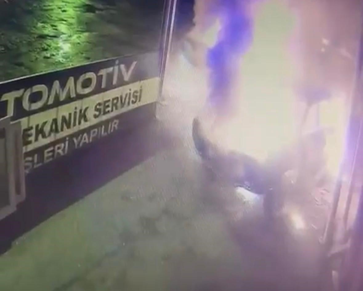 KAYSERİ'NİN KOCASİNAN İLÇESİNDE BULUNAN OTO SANAYİ SİTESİNDEKİ BİR DÜKKANA KAZALI OLARAK BIRAKILAN...