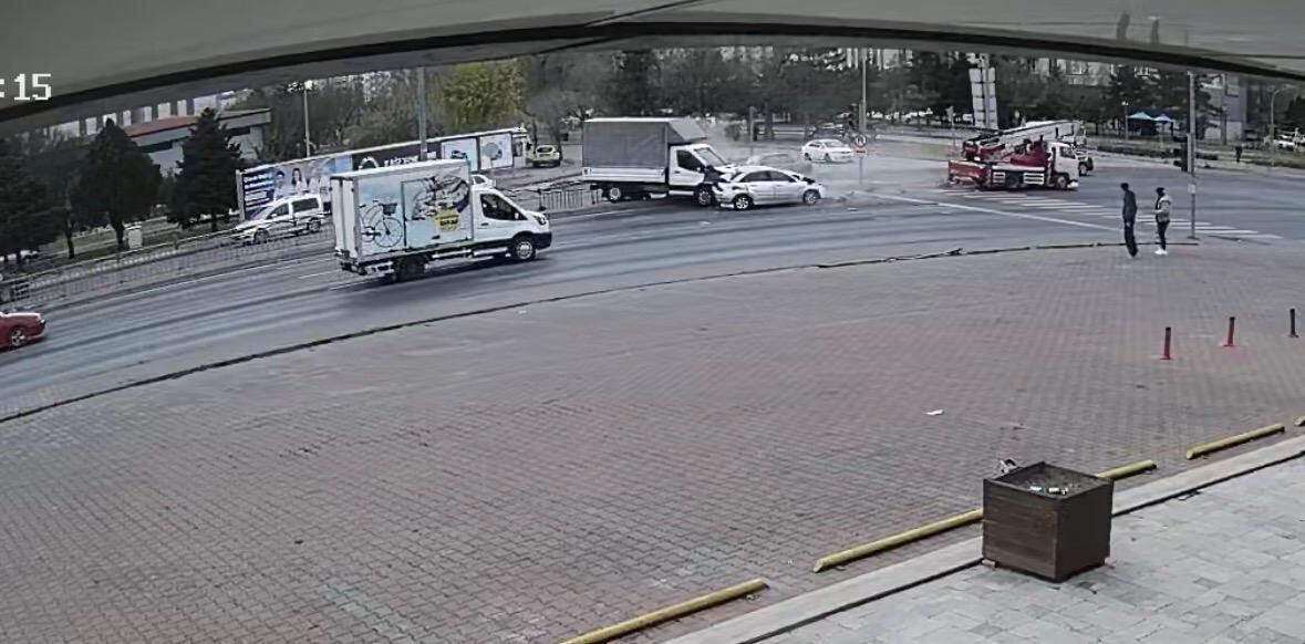 KAYSERİ'NİN KOCASİNAN İLÇESİNDE KIRMIZI IŞIKTA DURAMAYAN KAMYONETİN NEDEN OLDUĞU VE 1'İ AĞIR 3...