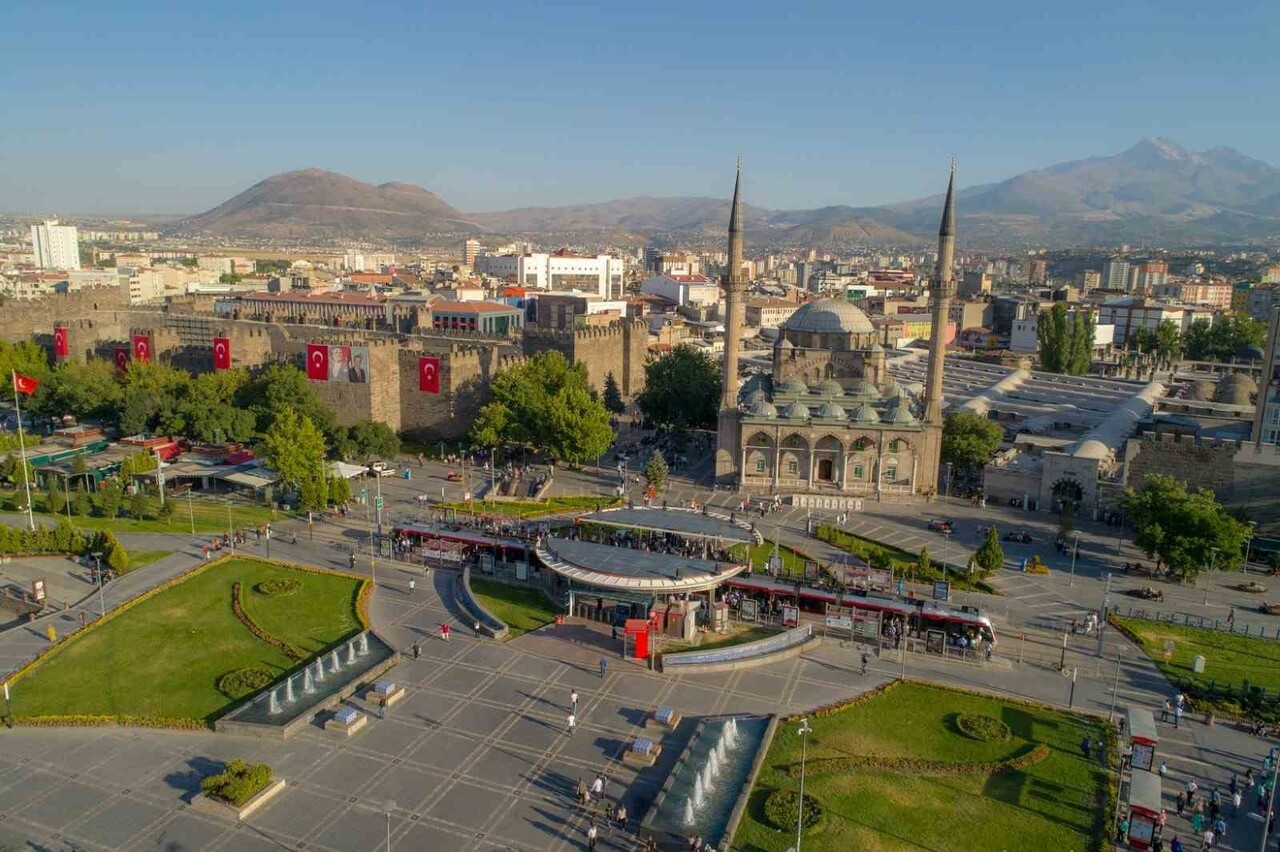 KAYSERİ BÜYÜKŞEHİR BELEDİYE BAŞKANI DR. MEMDUH BÜYÜKKILIÇ’IN TALİMATIYLA, KAYSERİSPOR’UN İÇ SAHA...