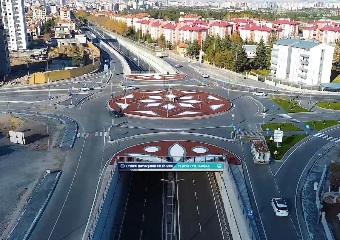 KAYSERİ BÜYÜKŞEHİR BELEDİYESİ; GÖRSEL GÜZELLİĞİ İLE DİKKATLERİ ÇEKEN ESTETİK KAVŞAK PEYZAJINI YENİ...