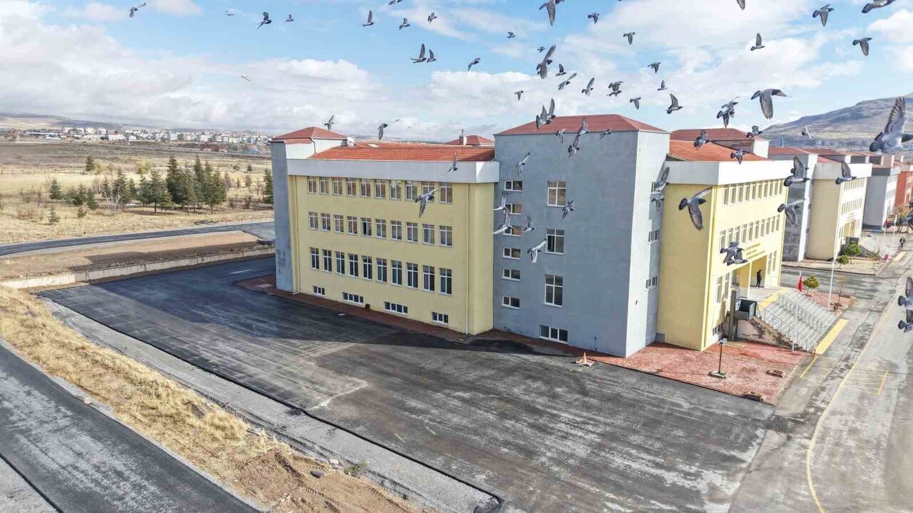 KAYSERİ BÜYÜKŞEHİR BELEDİYESİ; KAYSERİ ÜNİVERSİTESİ DEVELİ KAMPÜSÜ'NE 2 MİLYON TL’LİK ASFALT...