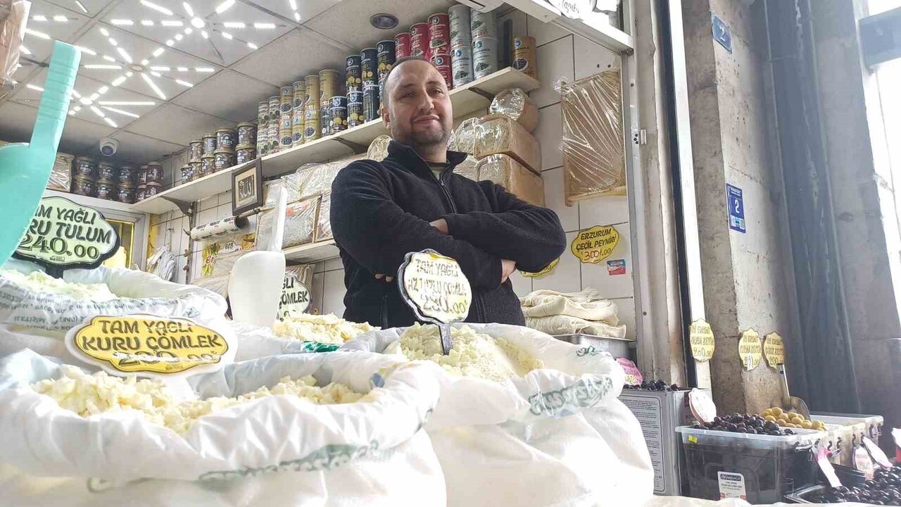 KAYSERİ’DE PEYNİR SATICILIĞI YAPAN MEHMET DENK; KALİTELİ VE LEZZETLİ PEYNİRİ ANLAMANIN PÜF...