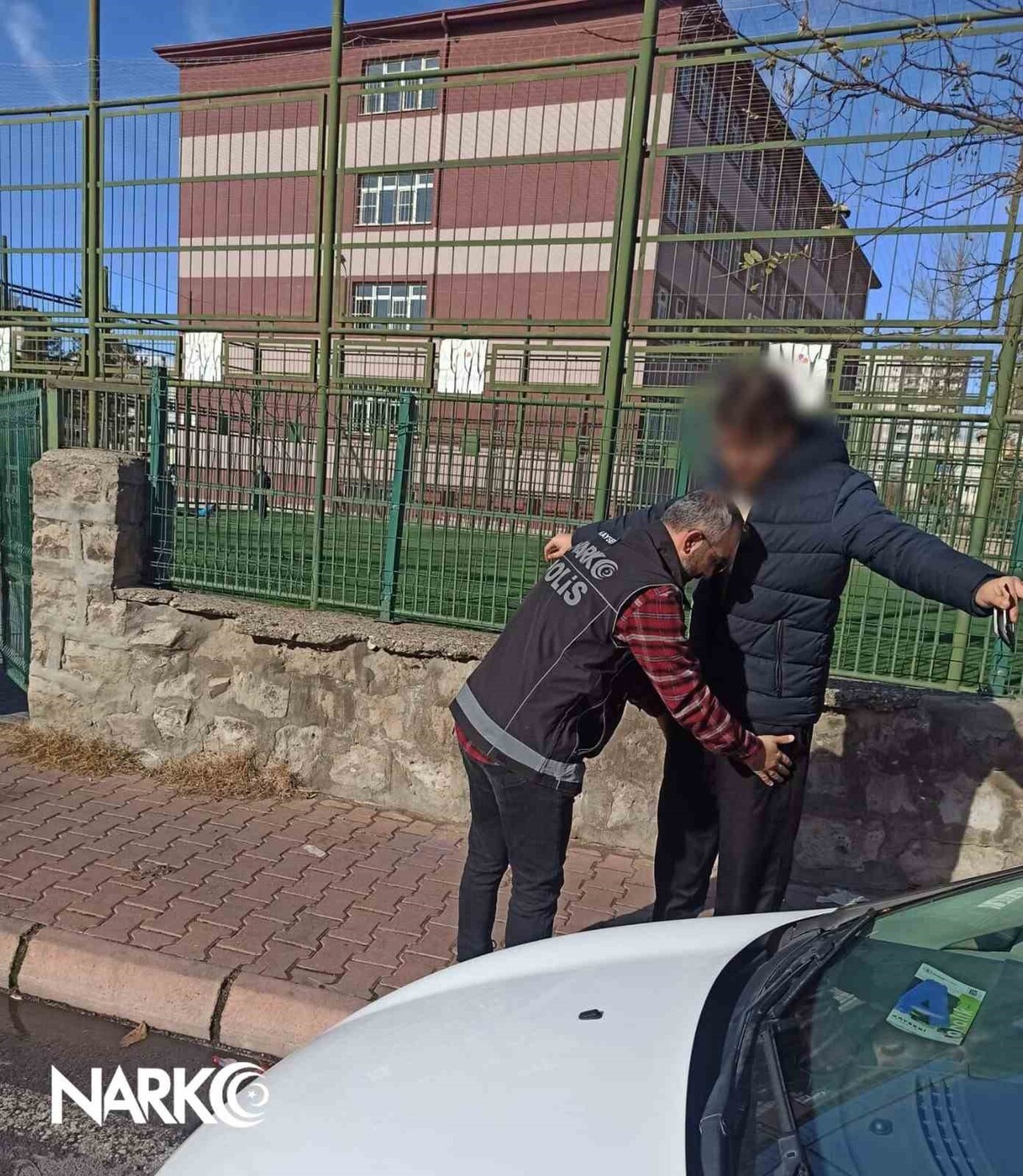 KAYSERİ’DE POLİS EKİPLERİ TARAFINDAN OKUL ÖNLERİNDE YAPILAN ‘NARKO-OKUL’ UYGULAMASINDA 9 ARAÇ VE...