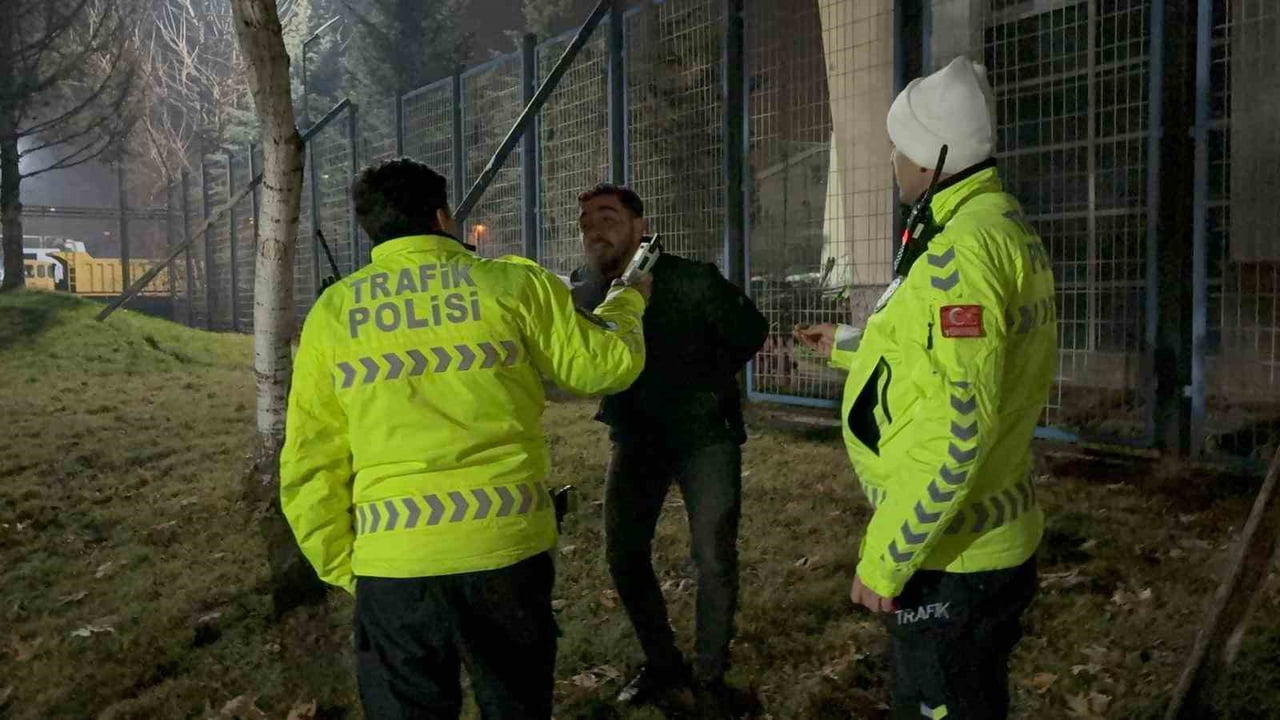 KAYSERİ’DE POLİS EKİPLERİNİN ‘DUR’ İHTARINA UYMAYARAK, KAÇAN HEM ALKOLLÜ HEM DE PLAKASIZ...