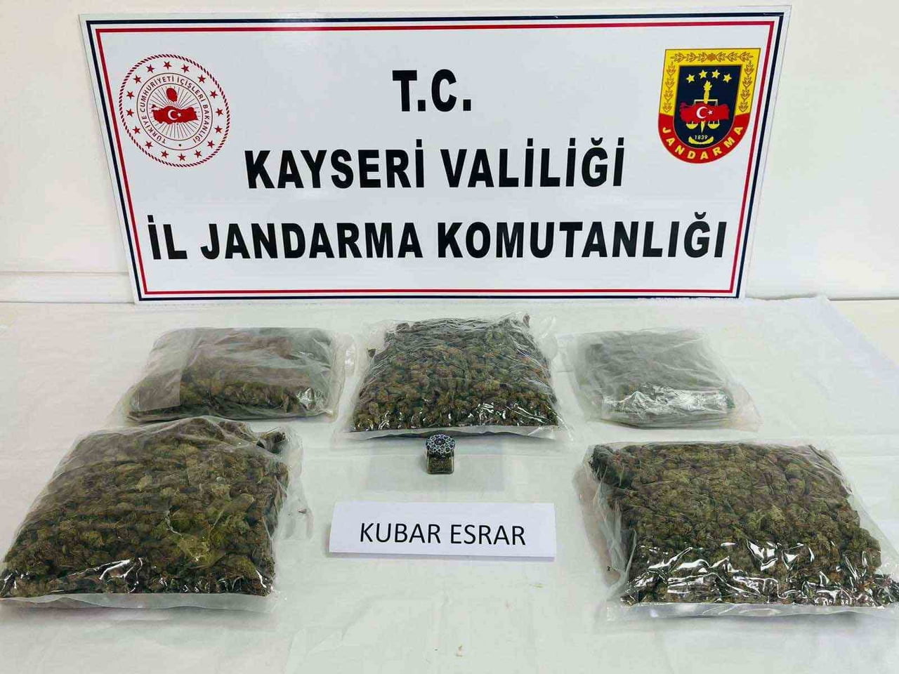 KAYSERİ İL JANDARMA KOMUTANLIĞI EKİPLERİNCE YAPILAN ÇALIŞMALARDA; SEHPA ARASINA ZULALANMIŞ 4 KİLO...
