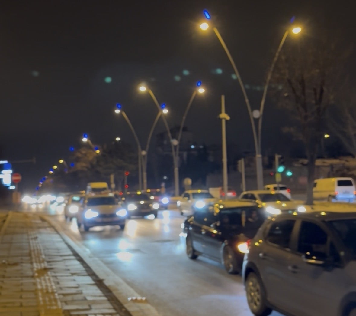 KAYSERİ’NİN KOCASİNAN İLÇESİNDE ALKOLLÜ OLDUĞU İDDİA EDİLEN BİR ŞAHIS, AĞAÇ YÜKLÜ BİR TIRIN ÖNÜNE...