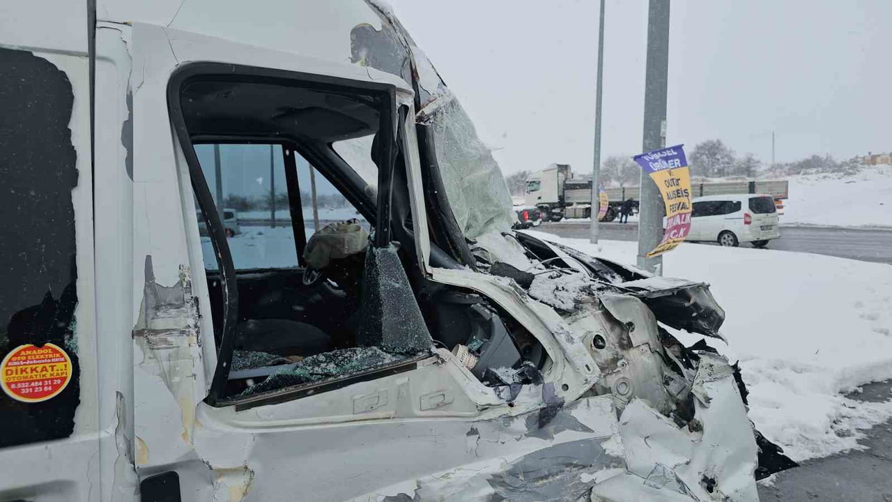 KAYSERİ’NİN MELİKGAZİ İLÇESİNDE İŞÇİ SERVİSİNİN İDDİAYA GÖRE ANA YOLA KONTROLSÜZ ÇIKAN TIRA...