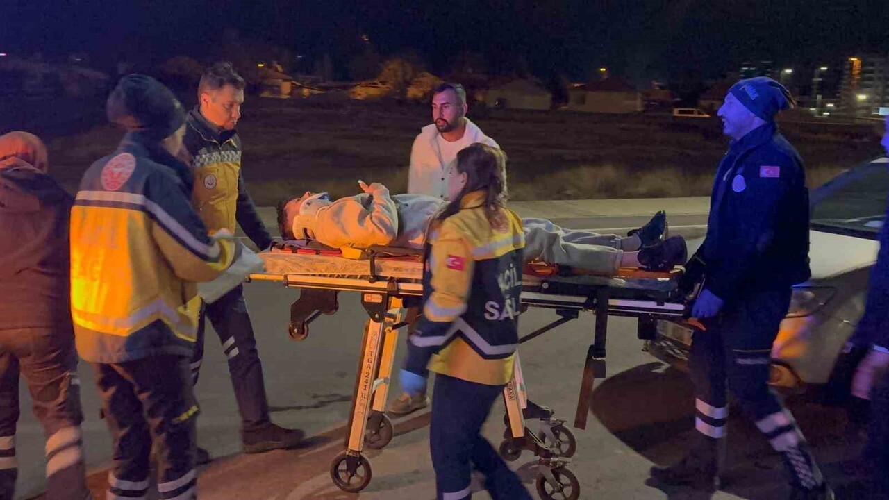 KAYSERİ’NİN MELİKGAZİ İLÇESİNDE OTOMOBİL İLE TİCARİ TAKSİNİN ÇARPIŞTIĞI KAZADA 2 KİŞİ YARALANDI....