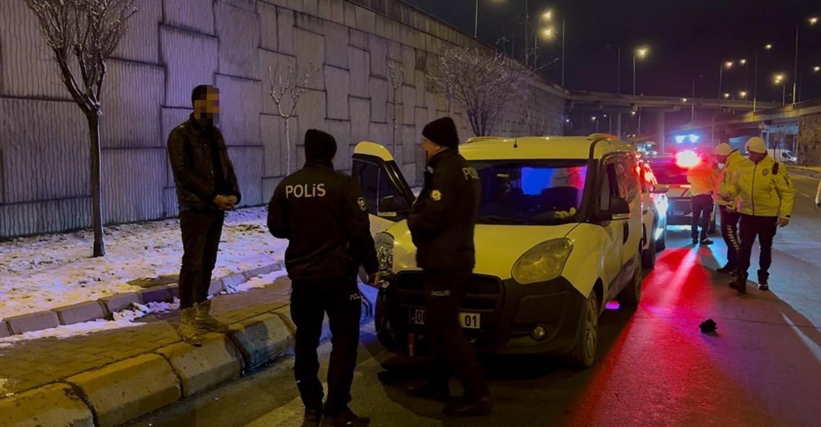 KAYSERİ’NİN MELİKGAZİ İLÇESİNDE VATANDAŞLAR TARAFINDAN KAZA YAPTIĞI HALDE TRAFİKTE İLERLEDİĞİ...