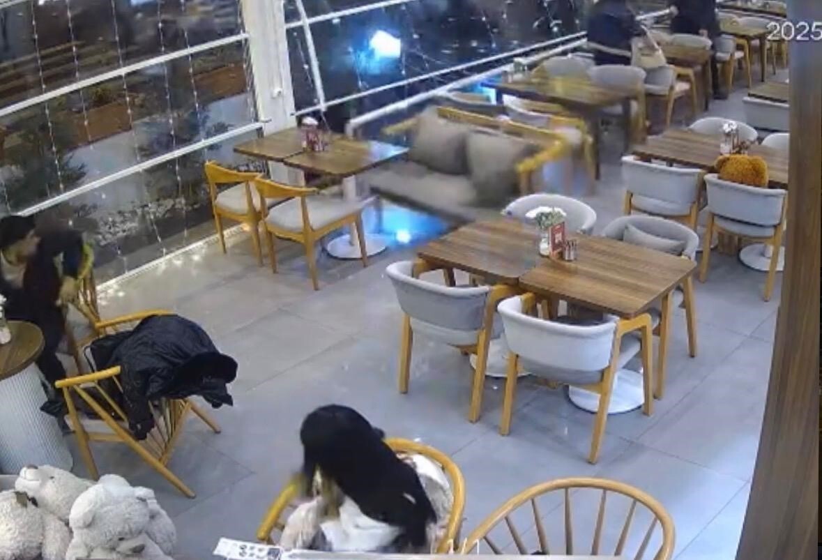 KAYSERİ’NİN TALAS İLÇESİNDE SÜRÜCÜSÜNÜN DİREKSİYON HAKİMİYETİNİ KAYBETTİĞİ OTOMOBİL KAFETERYAYA...