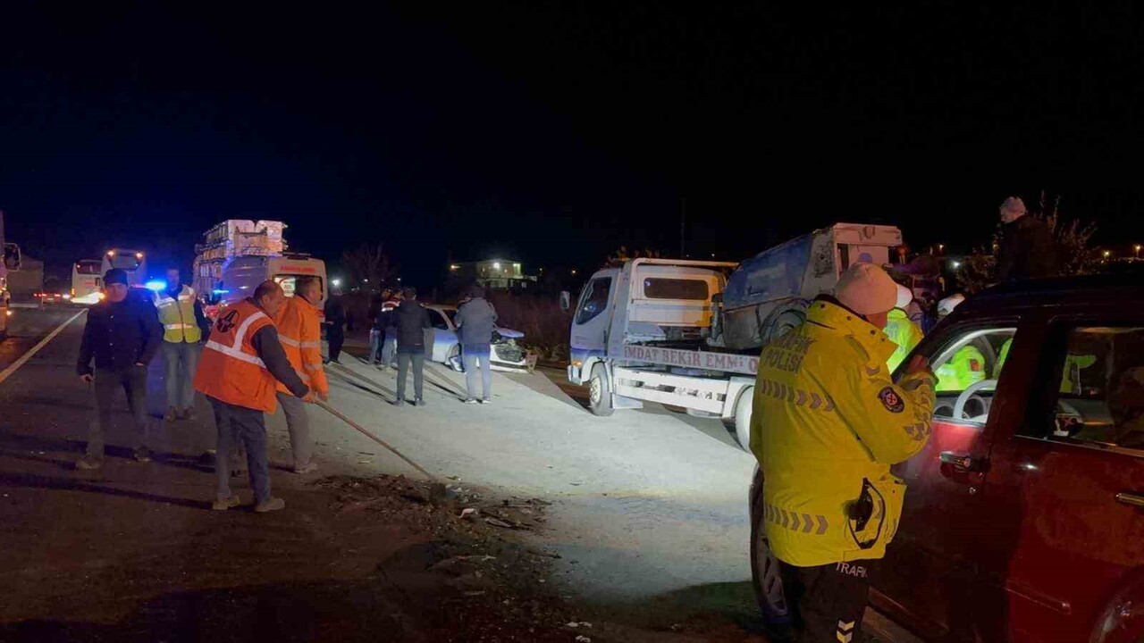 KAYSERİ-SİVAS KARAYOLU’NDA YOLCU OTOBÜSÜYLE TIR ÇARPIŞTI. KAZAYA MÜDAHALE ETMEK İSTEYEN JANDARMA...