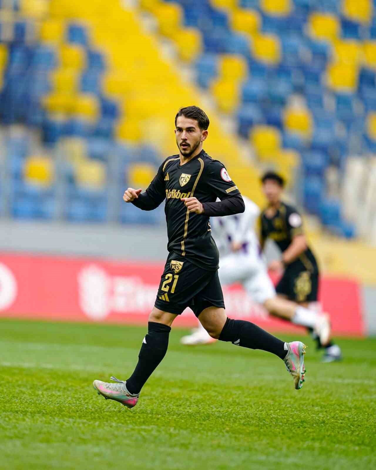 KAYSERİSPOR’UN ORTA SAHA OYUNCUSU YİĞİT EMRE ÇELTİK SEZONU KAPATTI.