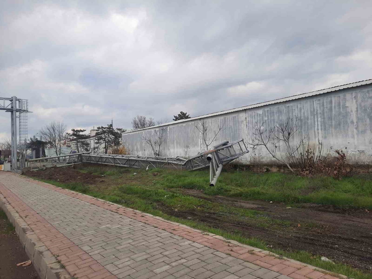 KAZA SONUCU DEVRİLEN DEMİR DÜZENEK.