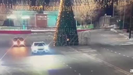 Kazakistan’da kent meydanında drift yapan sürücü, çarptığı 12 metrelik yılbaşı ağacını...