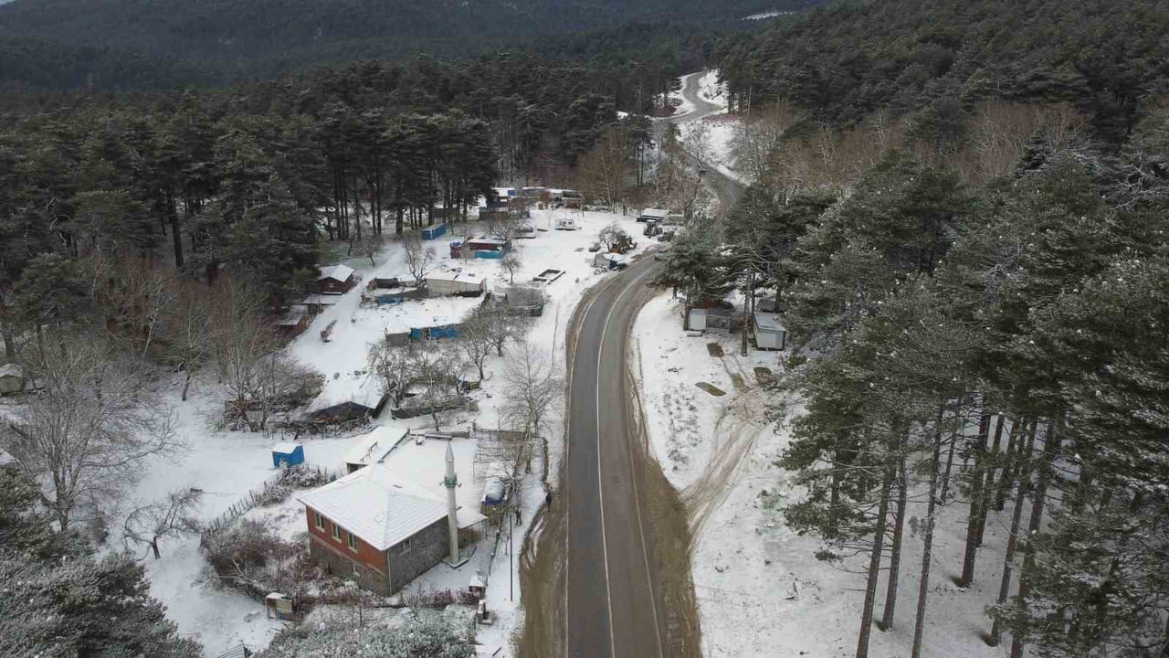 KAZDAĞLARI'NDA BEKLENEN KAR YAĞIŞI ETKİSİNİ GÖSTERDİ. DÜN AKŞAM SAATLERİNDE BAŞLAYAN YOĞUN YAĞIŞ...