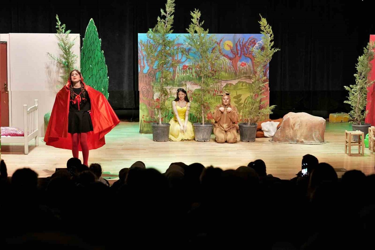 KEÇİÖREN BELEDİYESİ ŞEHİR TİYATROLARI TARAFINDAN DÜZENLENEN KIRMIZI BAŞLIKLI KIZ MÜZİKALİ...