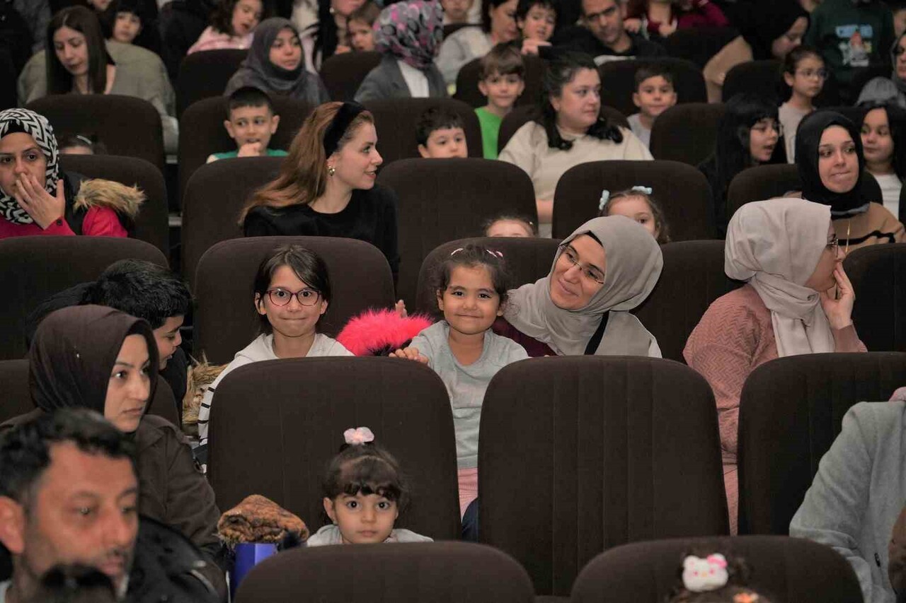 KEÇİÖREN BELEDİYESİ ŞEHİR TİYATROLARI TARAFINDAN DÜZENLENEN KIRMIZI BAŞLIKLI KIZ MÜZİKALİ...