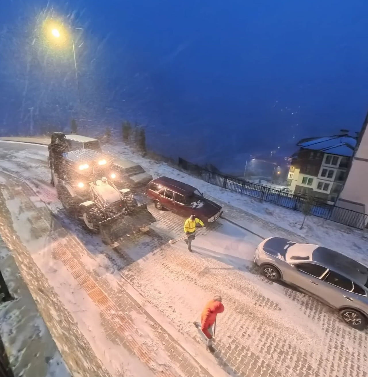 KEMALİYE’DE KARLA MÜCADELE ÇALIŞMALARI ARALIKSIZ SÜRÜYOR