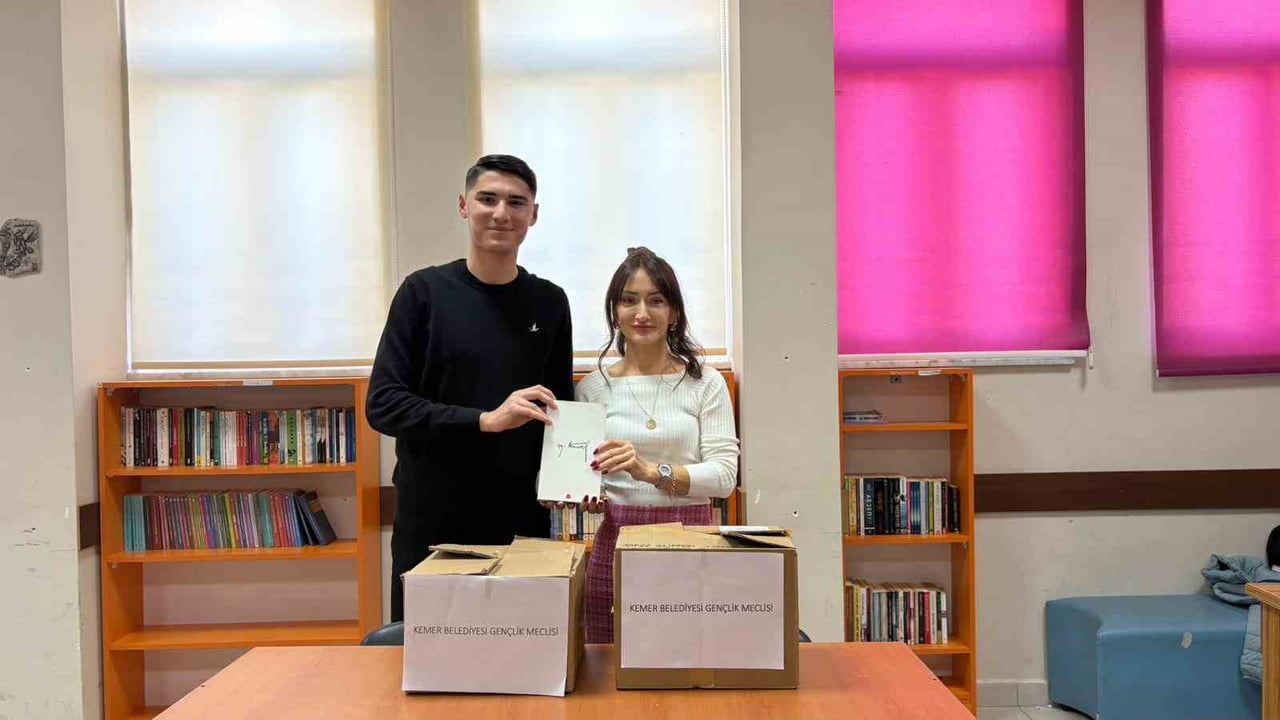 KEMER BELEDİYESİ GENÇLİK MECLİSİ BAŞKANI MEHMET YALIN ERDAL, ÜNAL AYSAL ANADOLU LİSESİ’NE 150 ADET...