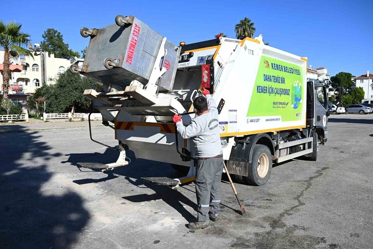KEMER BELEDİYESİ TEMİZLİK İŞLERİ MÜDÜRLÜĞÜ EKİPLERİ, İLÇE GENELİNDEKİ ÇÖP KONTEYNERLERİNİ SICAK VE...