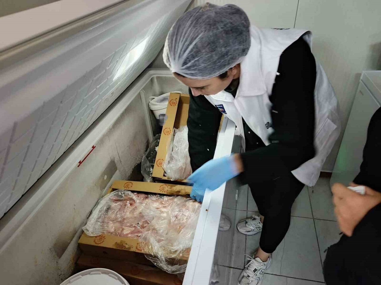 KEMER İLÇESİNDE ZABITA EKİPLERİNCE RESTORAN VE KAFELERDE DENETİM GERÇEKLEŞTİRİLDİ.