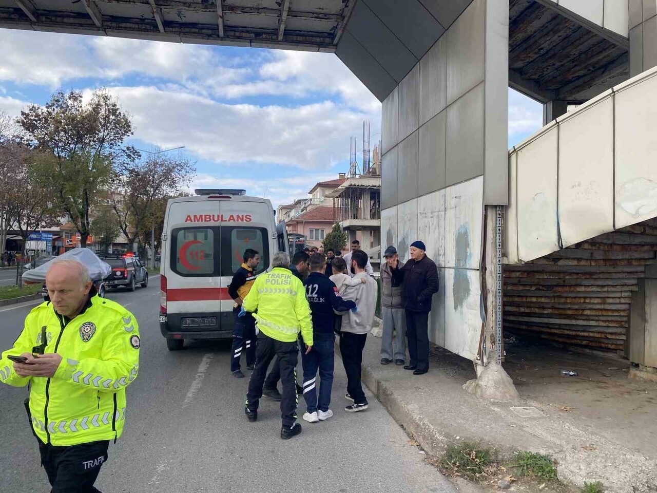 KEMERİ TAKILI PUSETTEKİ BEBEK KAZAYI YARA ALMADAN ATLATTI.