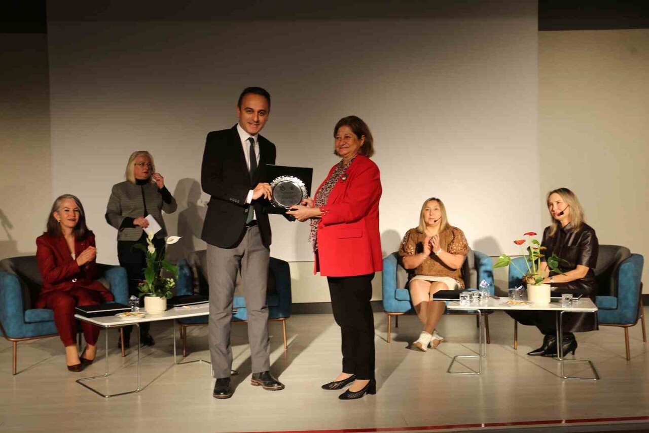 KEPEZ BELEDİYE BAŞKAN YARDIMCISI EVRİM YALÇIN, KONUKLARINA PLAKET VERDİ