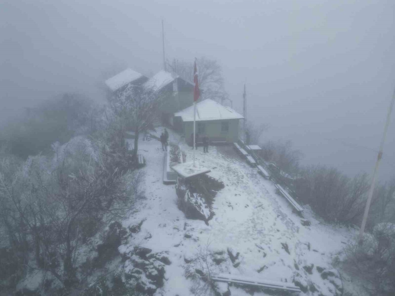 KEREMALİ YAYLASI, GECE SAATLERİNDE BAŞLAYAN KAR YAĞIŞININ ARDINDAN BEYAZA BÜRÜNDÜ.